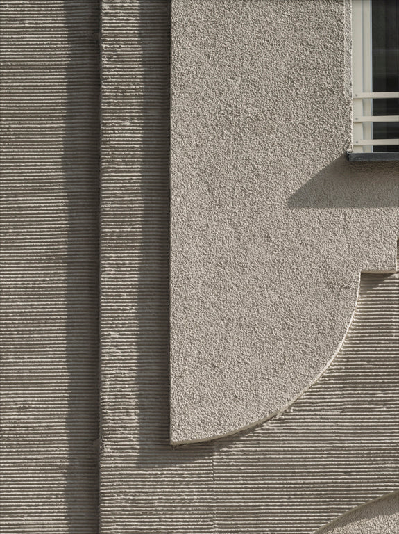 Detailaufnahme einer Putzfassade – Oberflächenstruktur und Architekturfotografie