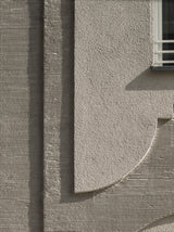 Detailaufnahme einer Putzfassade – Oberflächenstruktur und Architekturfotografie
