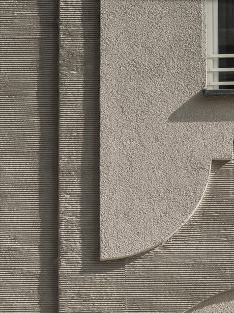 Detailaufnahme einer Putzfassade – Oberflächenstruktur und Architekturfotografie